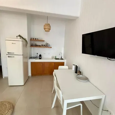 Elenitas Flat, Steps To The Windmills & Fabrika Holiday home *