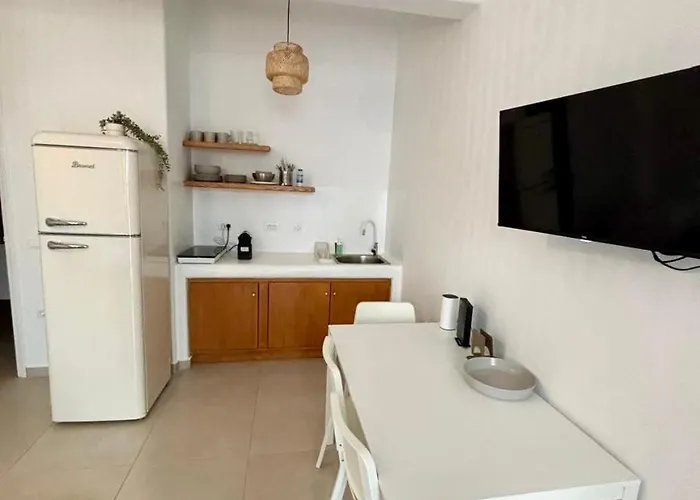 Elenitas Flat, Steps To The Windmills & Fabrika Holiday home *